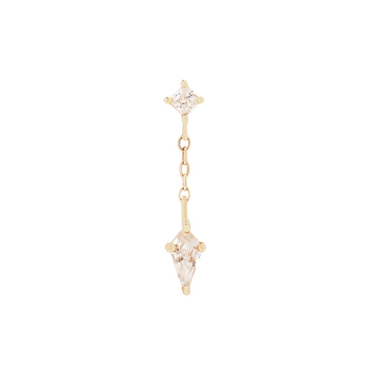 Luxe Alúm piercing van 14k massief goud met een bungelende kite-cut zirkonia voor een speelse ear-curation.