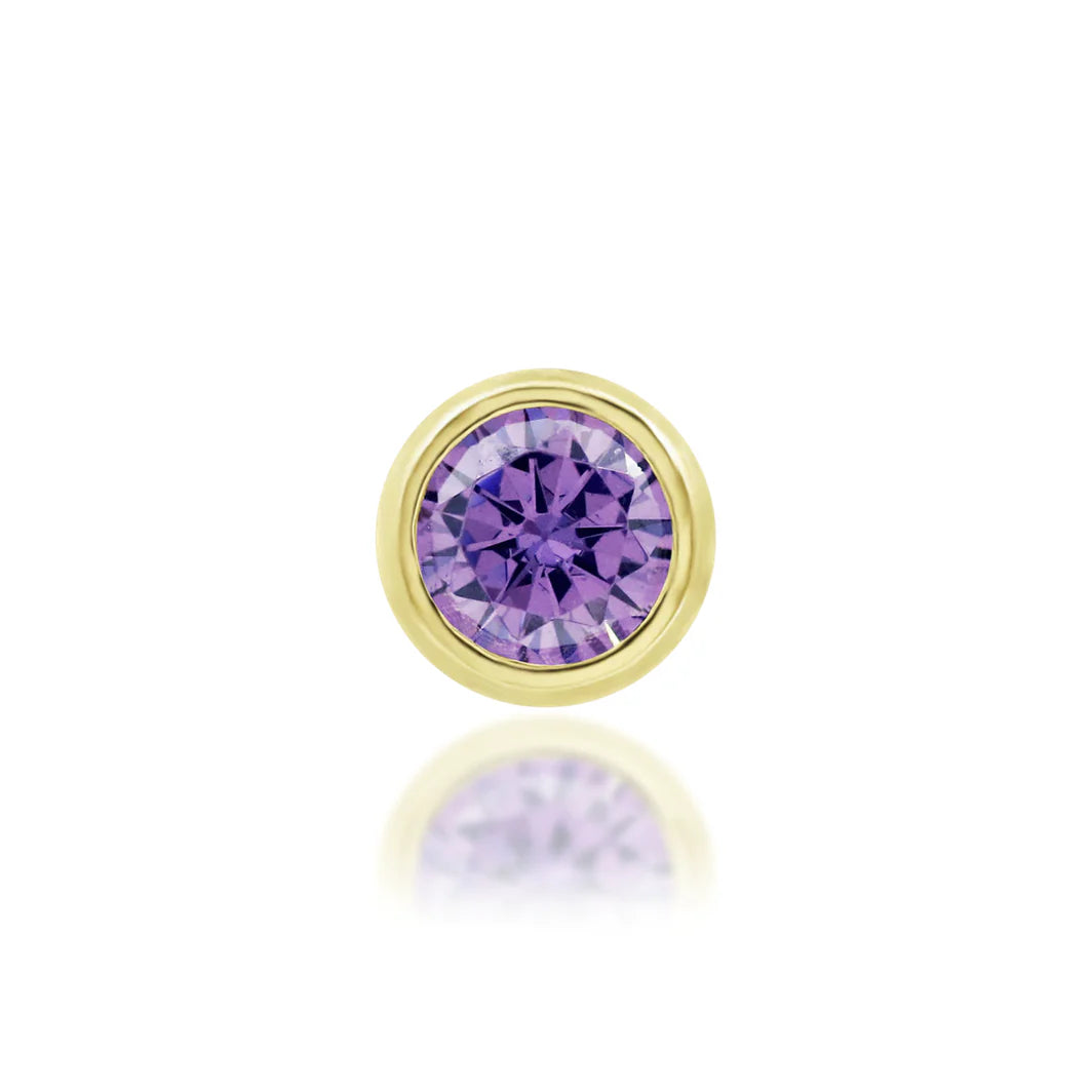 Klassieke Amethyst Bezel piercing van 14k massief goud met een paarse amethist zirkonia in een gladde gouden zetting.