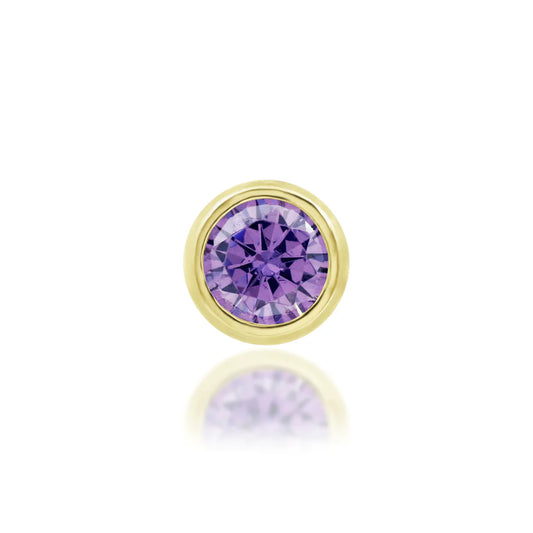 Klassieke Amethyst Bezel piercing van 14k massief goud met een paarse amethist zirkonia in een gladde gouden zetting.