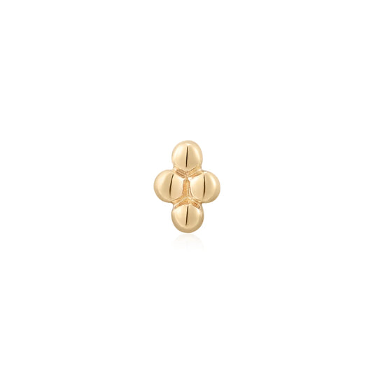 Close-up van de 14k massief gouden 4 Bead Rhombus piercing van Ember, een ruitvormig sieraad met vier bolletjes.