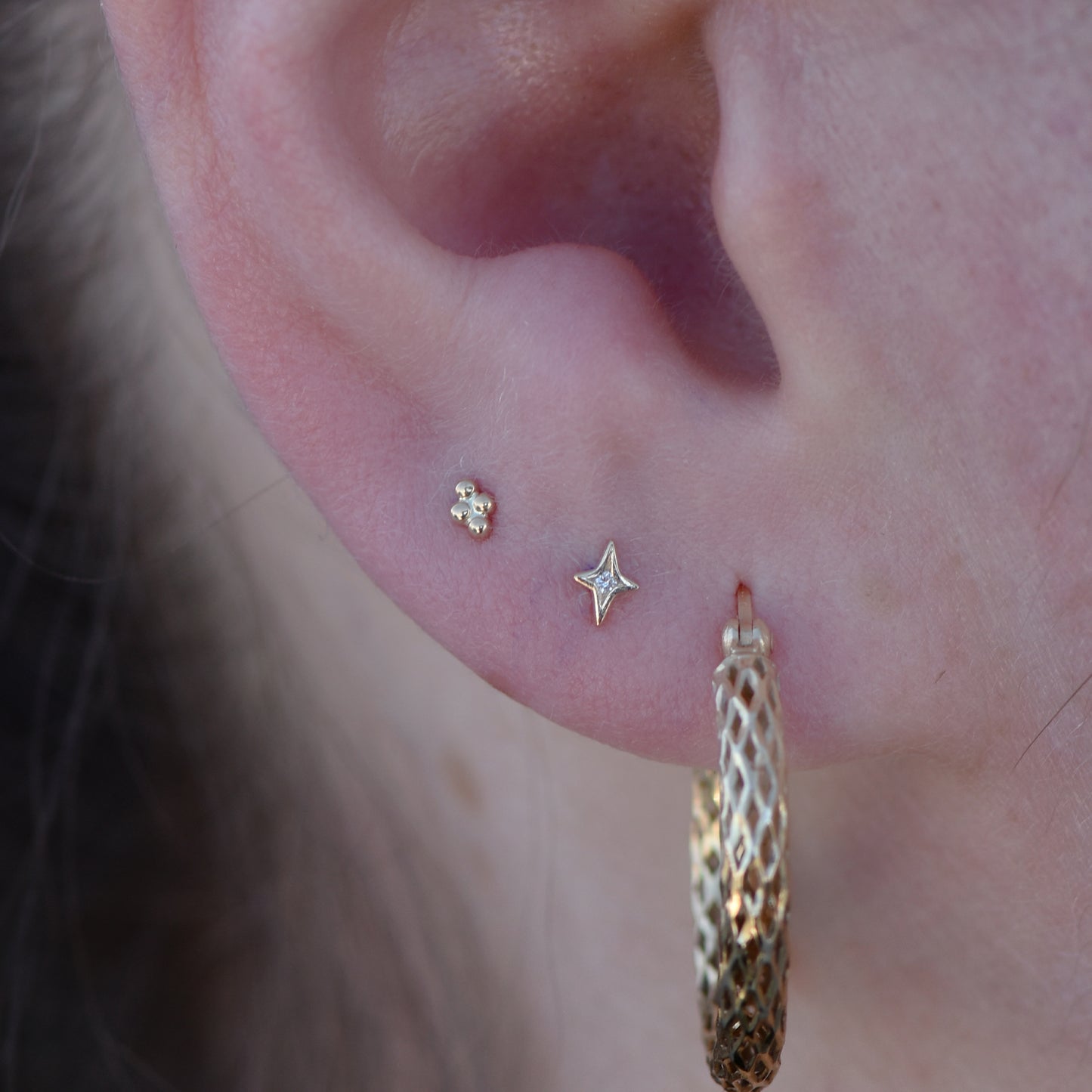 Verfijnde 4 Bead Square piercing van Ember van 14k massief goud, een subtiele cluster van vier gouden bolletjes.