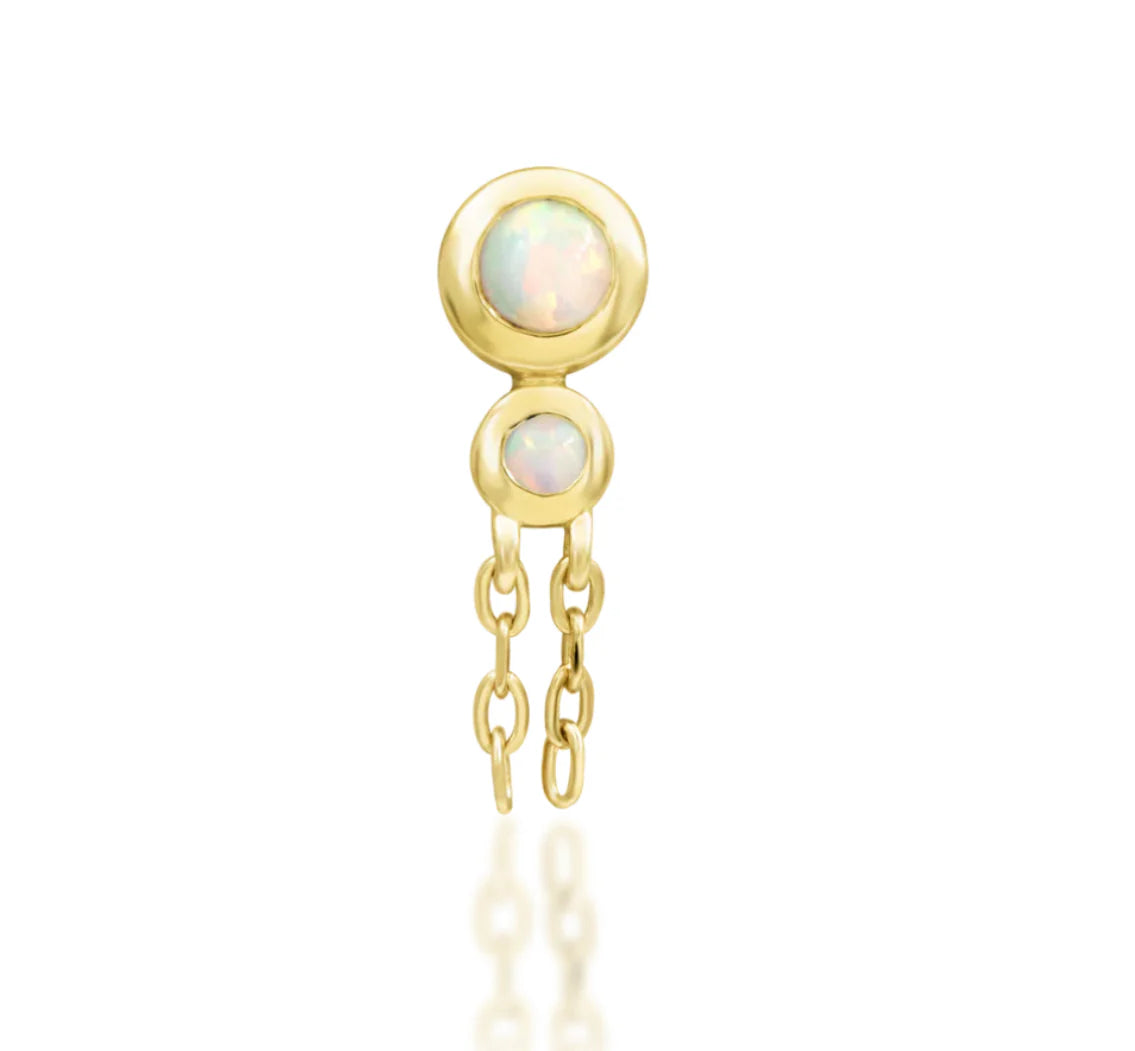 Junipurr Anneliese piercing van 14k massief goud met twee witte opaalstenen en sierlijke hangende kettingen.